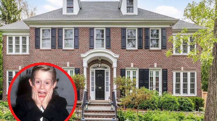 Brick Georgian-style house used as the McCallister home exterior in Home Alone.